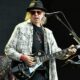 Neil Young exige a Spotify eliminar su música si mantiene el podcast antivacunas de Joe Rogan.