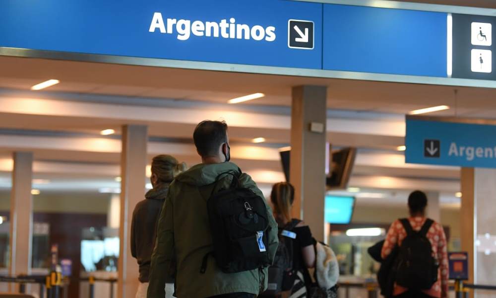 Argentinos/as residentes con esquema de vacunación completa no deberán presentar PCR negativo para ingresar al país. Argentinos/as residentes con esquema de vacunación completa no deberán presentar PCR negativo para ingresar al país.