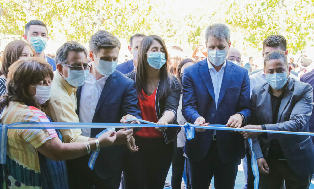Uñac visitó San Martín para inaugurar una red domiciliaria de gas y anunciar la construcción de más viviendas. Uñac visitó San Martín para inaugurar una red domiciliaria de gas y anunciar la construcción de más viviendas.