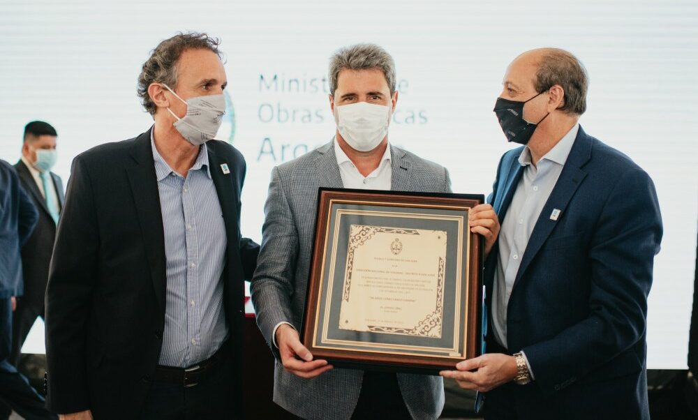 Uñac y Katopodis firmaron convenios para obras viales y anunciaron casi 00 millones para saneamiento. Uñac y Katopodis firmaron convenios para obras viales y anunciaron casi 00 millones para saneamiento.