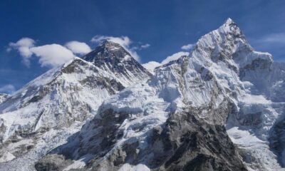 El mayor glaciar del Everest se derrite rápidamente por el cambio climático.