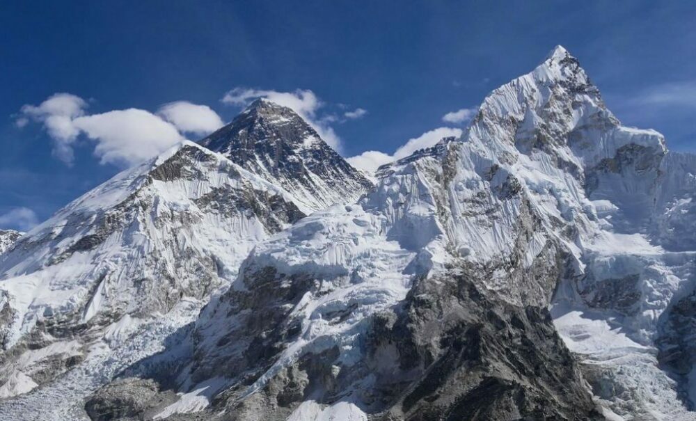 El mayor glaciar del Everest se derrite rápidamente por el cambio climático. El mayor glaciar del Everest se derrite rápidamente por el cambio climático.