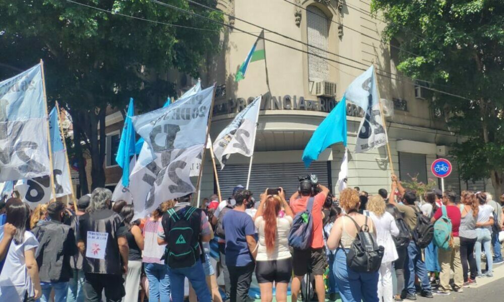 ¡Fuera Lewis! Marcharon a la Casa de Río Negro en CABA para reclamar por Lago Escondido. ¡Fuera Lewis! Marcharon a la Casa de Río Negro en CABA para reclamar por Lago Escondido.