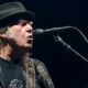 Neil Young le pide a los empleados de Spotify que abandonen a la compañía.