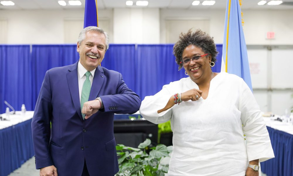 Fernández se reunió con la primera ministra de Barbados y avanzó en diferentes líneas de cooperación entre países. Fernández se reunió con la primera ministra de Barbados y avanzó en diferentes líneas de cooperación entre países.