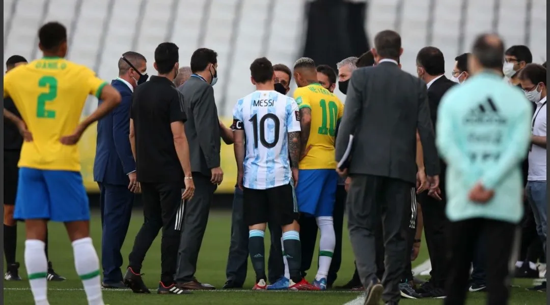 La FIFA determinó que el partido suspendido entre Brasil y Argentina debe repetirse. La FIFA determinó que el partido suspendido entre Brasil y Argentina debe repetirse.