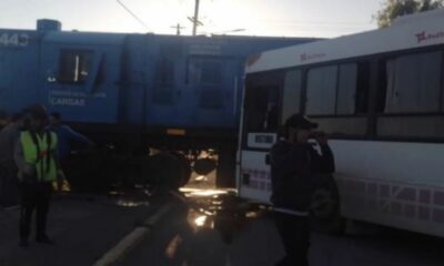 Un colectivo de la Red Tulum chocó contra el tren de Caucete.