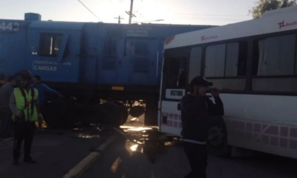 Un colectivo de la Red Tulum chocó contra el tren de Caucete. Un colectivo de la Red Tulum chocó contra el tren de Caucete.