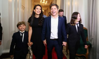 Kicillof salió al balcón para saludar a una joven recién recibida.