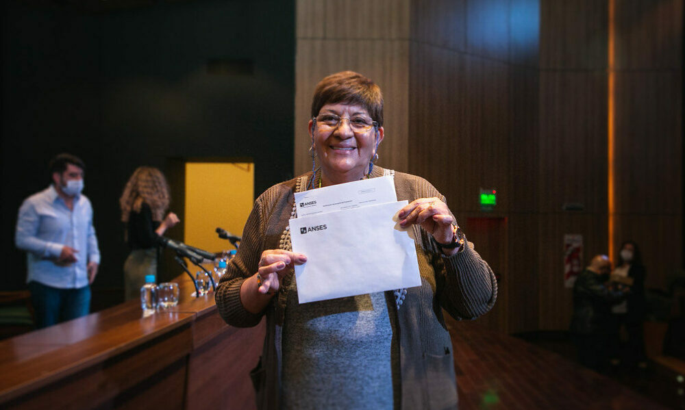 Sergio Uñac entregó jubilaciones del Programa de Reconocimiento de Tareas de Cuidados, en el marco del Mes de la Mujer. Sergio Uñac entregó jubilaciones del Programa de Reconocimiento de Tareas de Cuidados, en el marco del Mes de la Mujer.