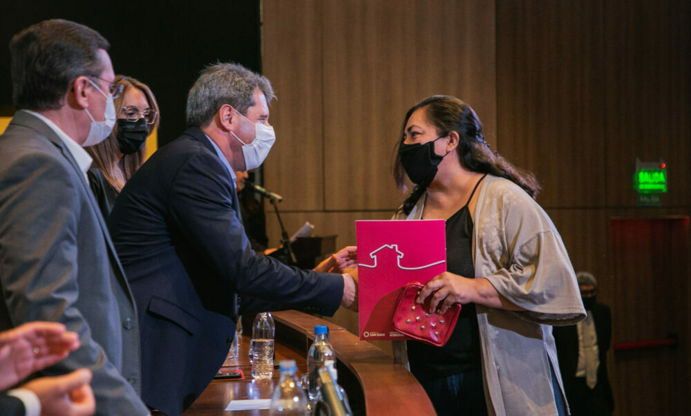 El Gobierno de San Juan concretó una nueva entrega de escrituras para viviendas de 9 departamentos. El Gobierno de San Juan concretó una nueva entrega de escrituras para viviendas de 9 departamentos.