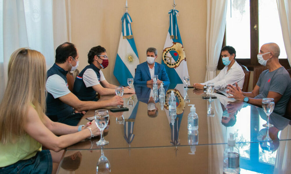 El gobernador de San Juan recibió a Ramón Arroyo y a la comitiva organizadora del Ironman. El gobernador de San Juan recibió a Ramón Arroyo y a la comitiva organizadora del Ironman.