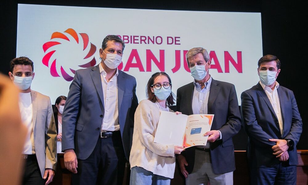 Entregaron becas de transporte y lanzaron el Programa de Becas Conectar para 10.000 estudiantes sanjuaninos. Entregaron becas de transporte y lanzaron el Programa de Becas Conectar para 10.000 estudiantes sanjuaninos.