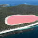 Un equipo de científicos descubren el motivo por el cual el agua de un lago de Australia se torna de color rosa brillante.