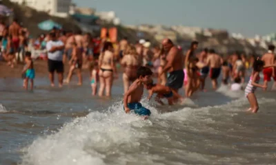 Temporada de verano récord: Más de 32 millones de turistas viajaron por Argentina generando un impacto económico de casi 0.000 millones.