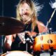 Murió Taylor Hawkins, el baterista de Foo Fighters.