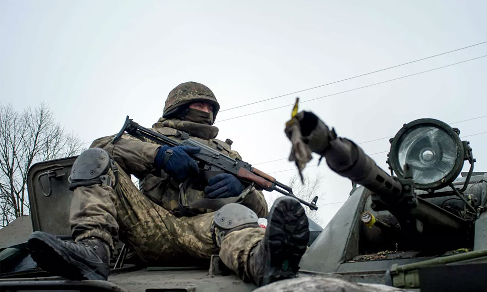 Negociaciones mañana. Rusia: operación sigue hasta  logro de objetivos. Kiev pide ingreso a Unión Europea. Más armas, combates y sanciones.