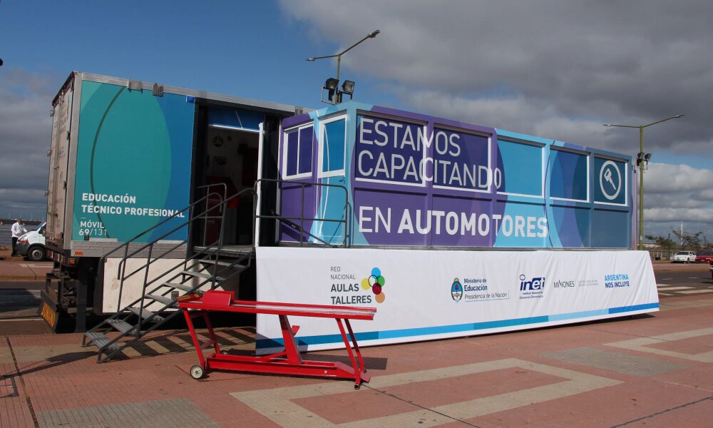 Aulas Talleres Móviles para capacitar en oficios a jóvenes en situación de calle. Aulas Talleres Móviles para capacitar en oficios a jóvenes en situación de calle.