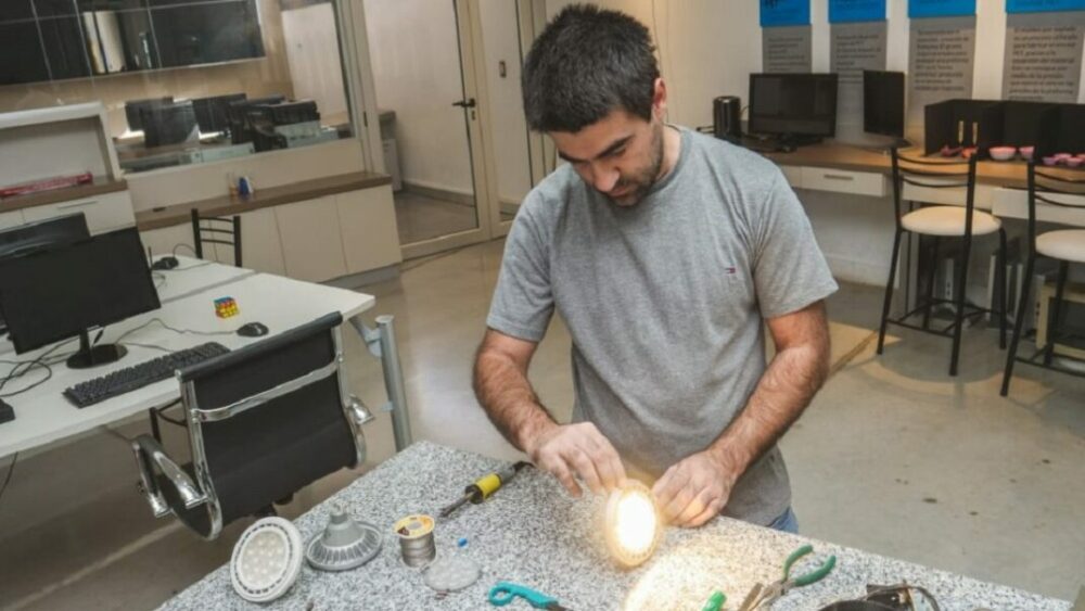 Anchipurac ahorra más de un 90 % en reparación de luminarias. Anchipurac ahorra más de un 90 % en reparación de luminarias.