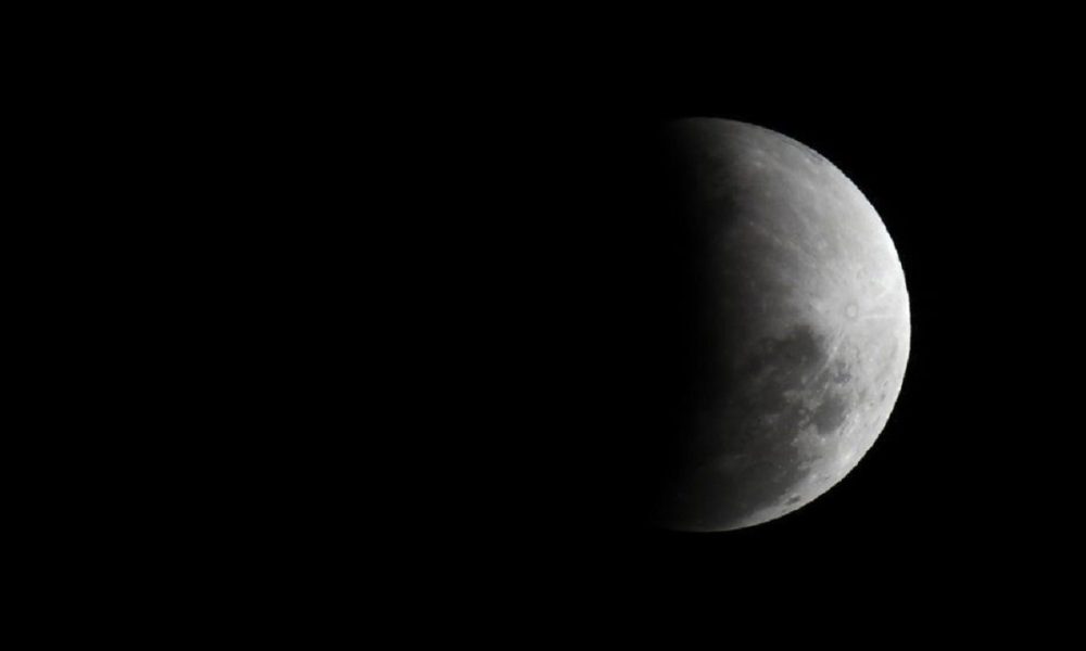 Los restos de un cohete se estrellaron contra la Luna y causaron un cráter de más de diez metros. Los restos de un cohete se estrellaron contra la Luna y causaron un cráter de más de diez metros.