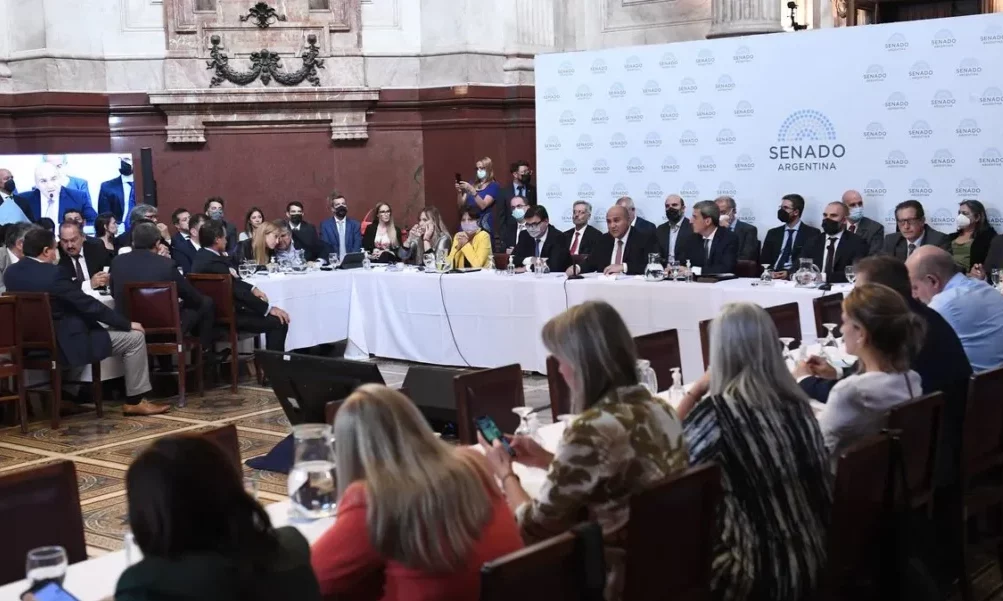 La comisión de Presupuesto del Senado firmó el dictamen de apoyo al acuerdo con el FMI. La comisión de Presupuesto del Senado firmó el dictamen de apoyo al acuerdo con el FMI.