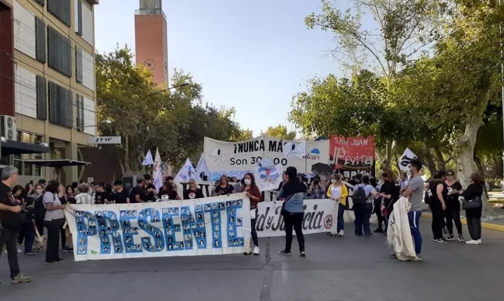 Multitudinaria marcha en San Juan por Memoria, Verdad y Justicia al cumplirse 46 años del último golpe militar. Multitudinaria marcha en San Juan por Memoria, Verdad y Justicia al cumplirse 46 años del último golpe militar.