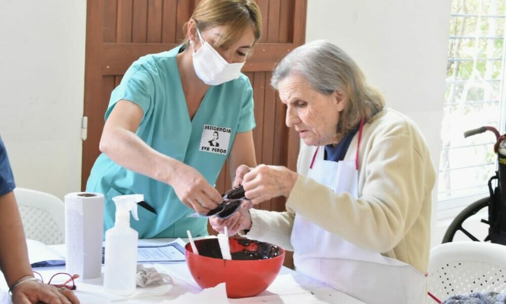 Los adultos mayores de San Juan elaborarán más de 3 mil huevos de Pascua artesanales. Los adultos mayores de San Juan elaborarán más de 3 mil huevos de Pascua artesanales.