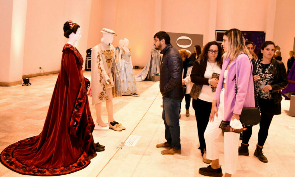 La muestra “100 Años de vestuario del Teatro Colón” llega al Teatro del Bicentenario. La muestra “100 Años de vestuario del Teatro Colón” llega al Teatro del Bicentenario.