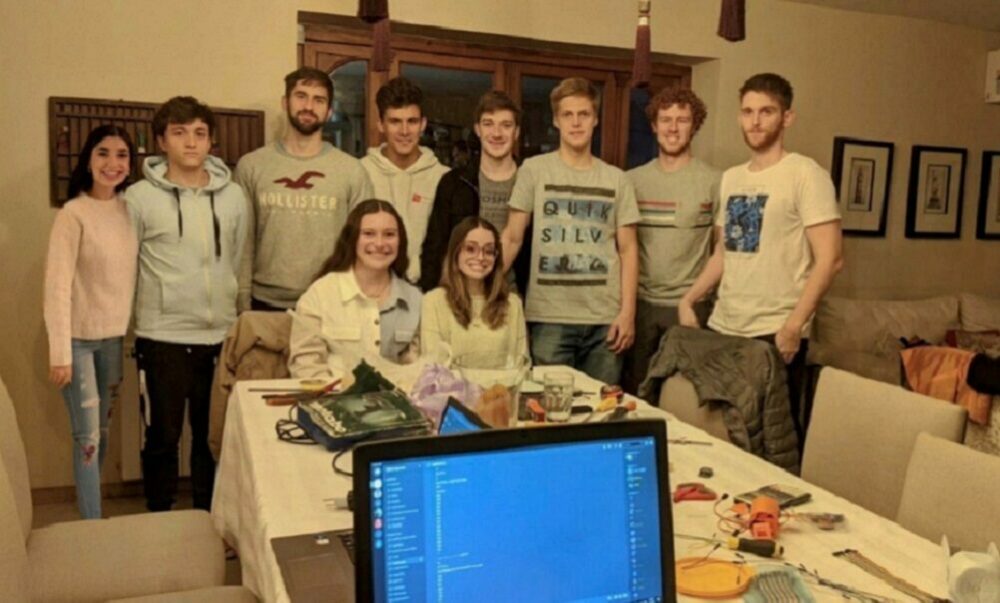 Estudiantes argentinos son finalistas en un concurso de la NASA tras construir un satélite a escala. Estudiantes argentinos son finalistas en un concurso de la NASA tras construir un satélite a escala.