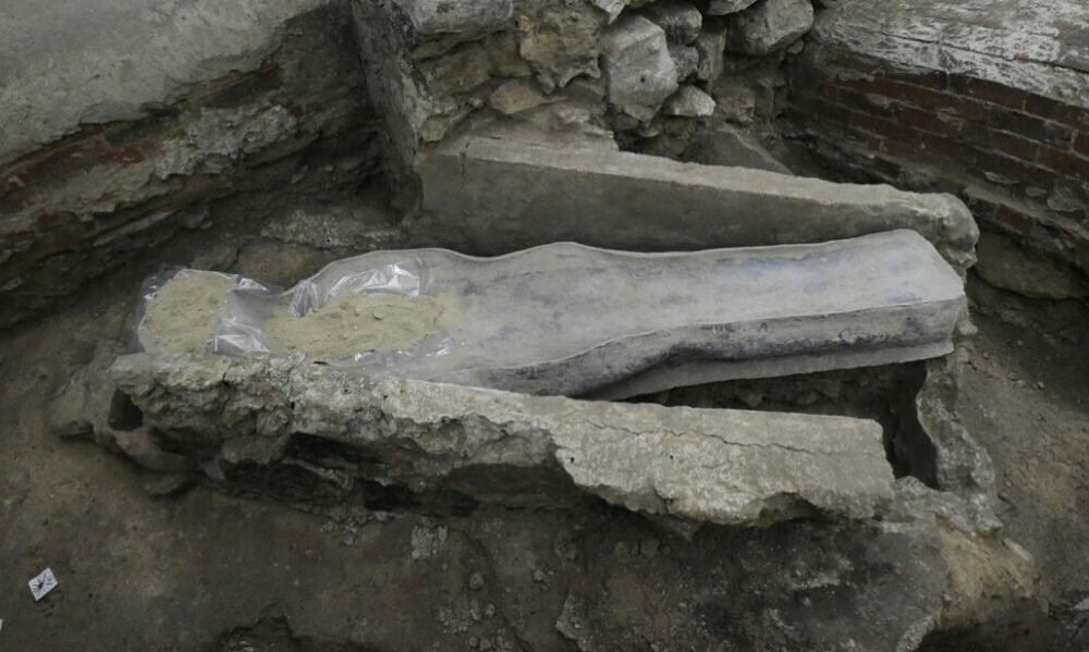 Arqueólogos franceses se preparan para abrir el misterioso sarcófago hallado debajo de la nave central de Notre Dame. Arqueólogos franceses se preparan para abrir el misterioso sarcófago hallado debajo de la nave central de Notre Dame.