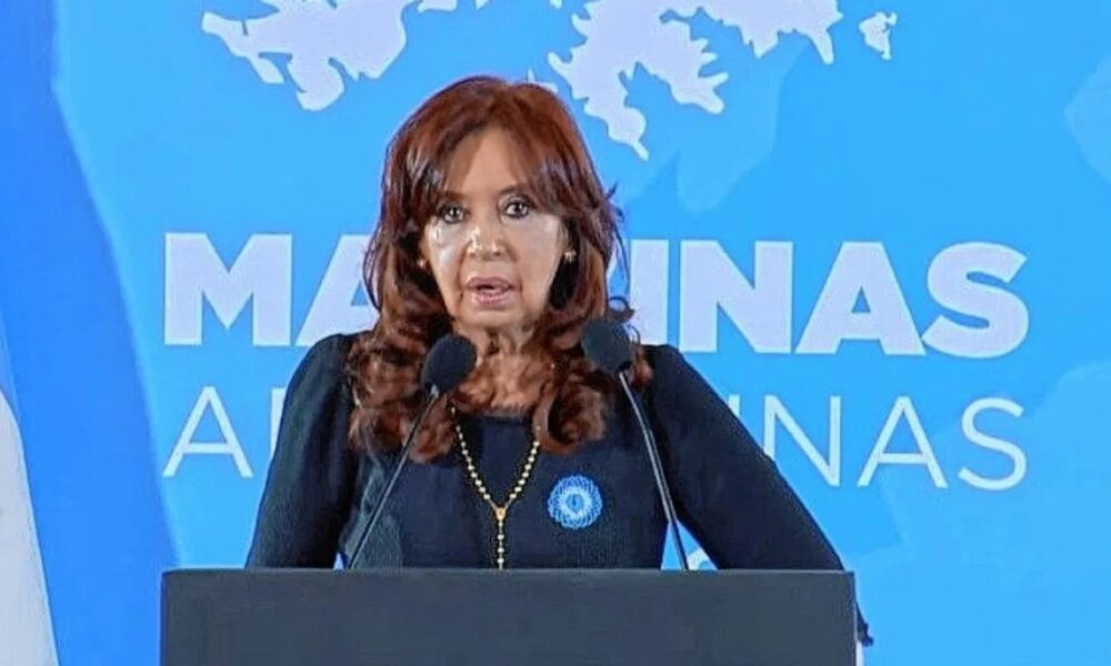 CFK: «A la Patria se la defiende por todos lados, por izquierda, por derecha y por el centro(…) el mundo y la geopolítica no se divide entre los buenos y malos». CFK: «A la Patria se la defiende por todos lados, por izquierda, por derecha y por el centro(…) el mundo y la geopolítica no se divide entre los buenos y malos».