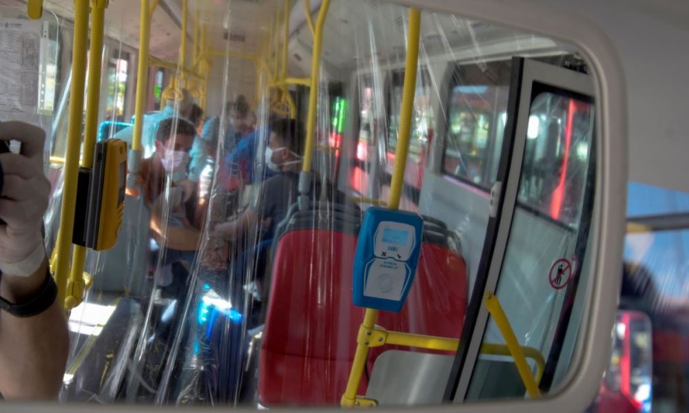 Choferes de transporte de pasajeros podrán dejar de usar barbijo y nylon protector. Choferes de transporte de pasajeros podrán dejar de usar barbijo y nylon protector.