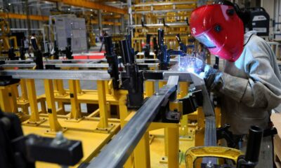 El INDEC informó que la actividad industrial subió 8,7% y la construcción creció un 8,5% en febrero.
