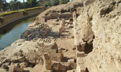 Arqueólogos egipcios descubren 85 tumbas antiguas, una torre y las ruinas de un templo de la diosa Isis.
