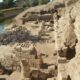 Arqueólogos egipcios descubren 85 tumbas antiguas, una torre y las ruinas de un templo de la diosa Isis.