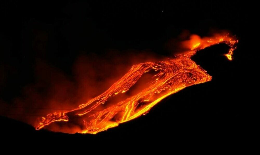 Descubren que una estructura ubicada a 3.000 km debajo de Hawái podría ser remanente una roca antigua o una fuga del núcleo terrestre. Descubren que una estructura ubicada a 3.000 km debajo de Hawái podría ser remanente una roca antigua o una fuga del núcleo terrestre.