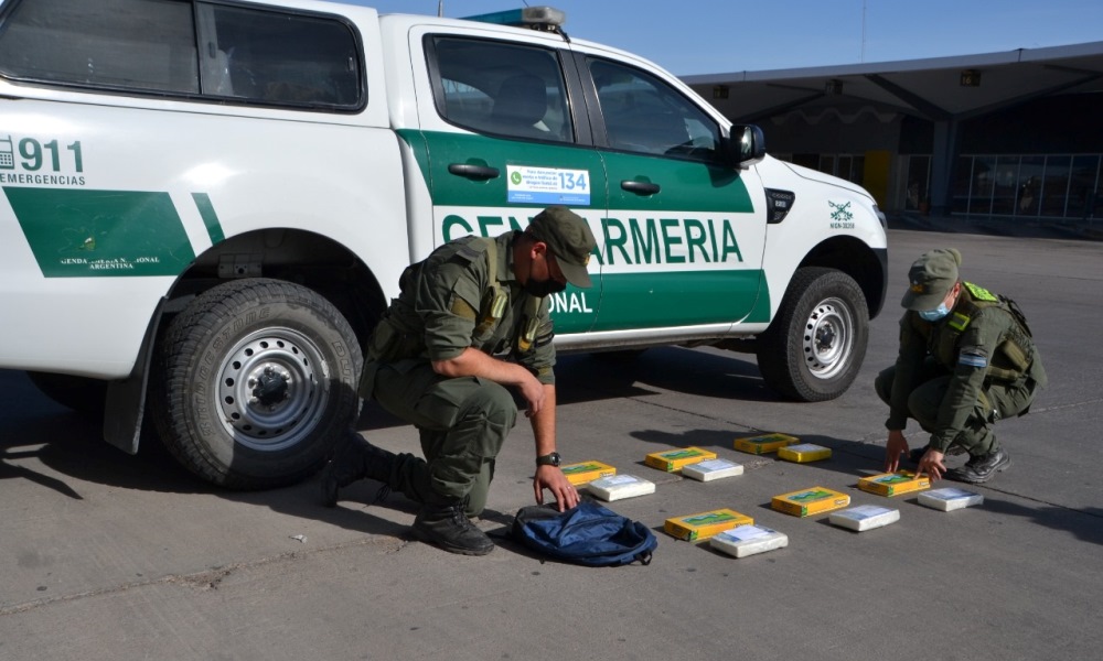 Un pasajero de un colectivo de larga distancia escondió más de 6kilos de cocaina en cajas de alfajores. Un pasajero de un colectivo de larga distancia escondió más de 6kilos de cocaina en cajas de alfajores.