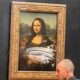 Atacaron a «La Gioconda»: Un visitante le arrojó un trozo de torta a la obra más famosa del mundo.
