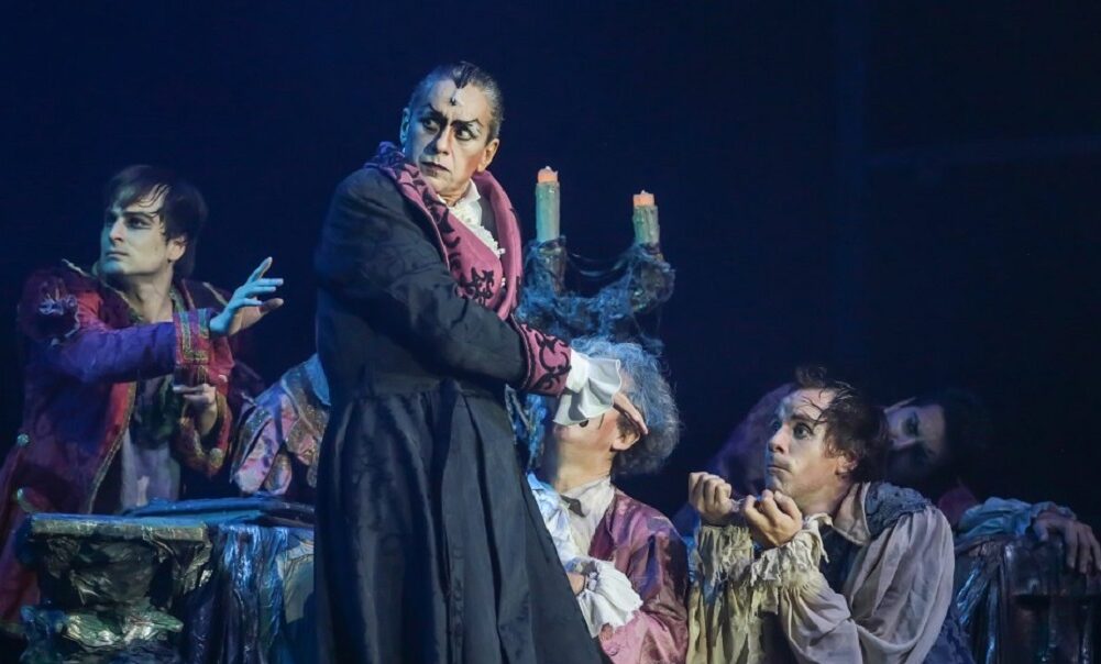 “Drácula” llega al Teatro del Bicentenario en su gira de despedida. “Drácula” llega al Teatro del Bicentenario en su gira de despedida.
