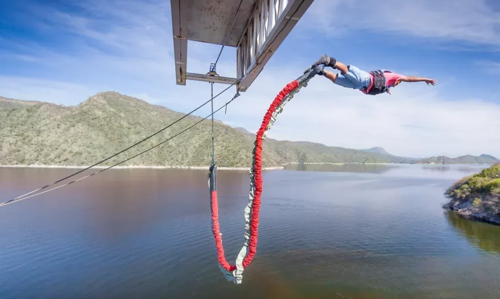 Salta: Un hombre que hacía Bungee Jumping saltó de un puente y se le cortó la soga. Salta: Un hombre que hacía Bungee Jumping saltó de un puente y se le cortó la soga.