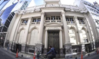 El Banco Central establecio medidas para defender las reservas y evitar maniobras con importaciones.