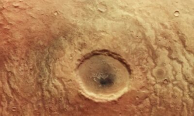 Revelan la imagen de un cráter en Marte con la forma de un ojo abierto de 30 kilómetros de ancho.
