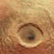 Revelan la imagen de un cráter en Marte con la forma de un ojo abierto de 30 kilómetros de ancho.