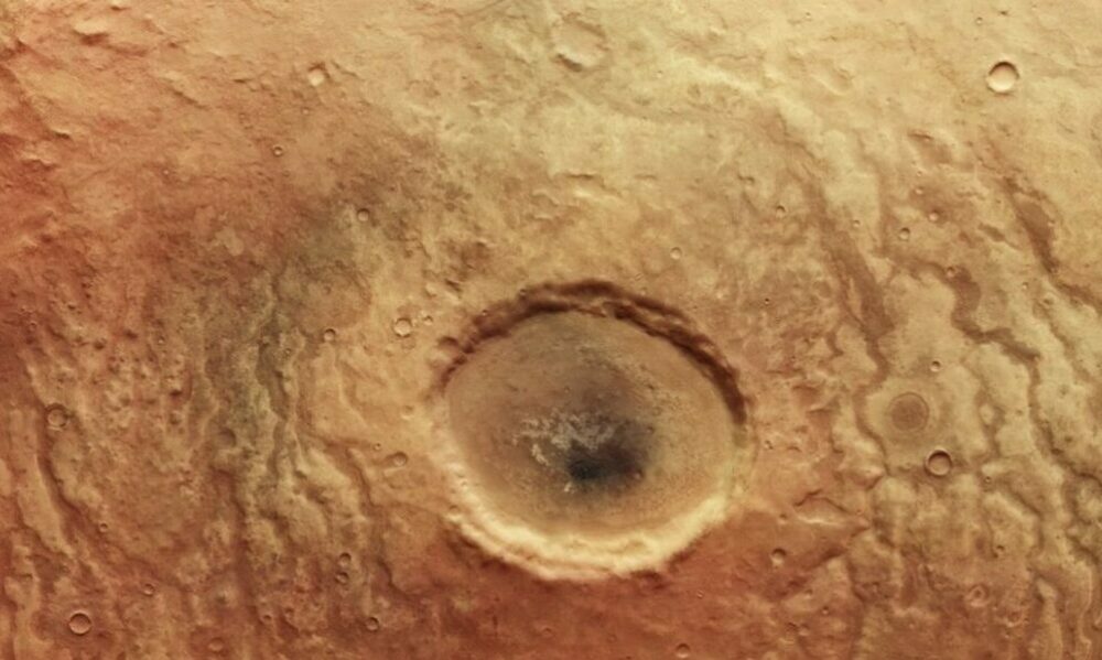 Revelan la imagen de un cráter en Marte con la forma de un ojo abierto de 30 kilómetros de ancho. Revelan la imagen de un cráter en Marte con la forma de un ojo abierto de 30 kilómetros de ancho.