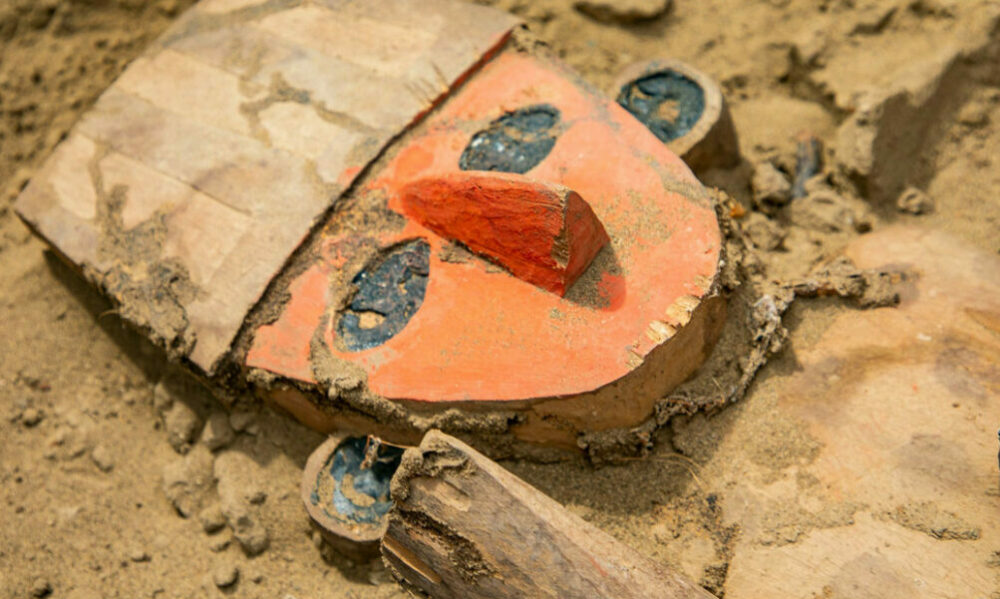 Encuentran en Perú una escultura de madera en el complejo arqueológico de Chan Chan. Encuentran en Perú una escultura de madera en el complejo arqueológico de Chan Chan.