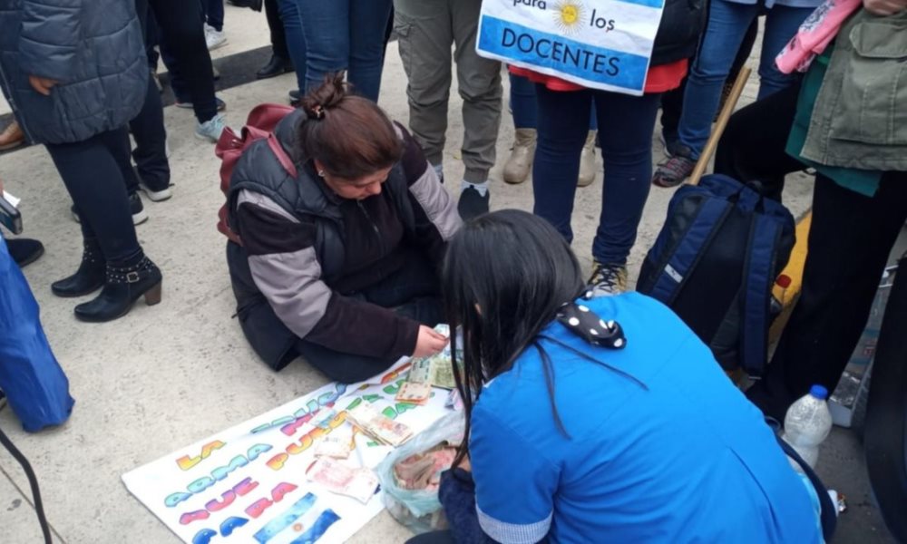 Un sector de docentes autoconvocados continuará la vigilia instalando una carpa blanca. Un sector de docentes autoconvocados continuará la vigilia instalando una carpa blanca.