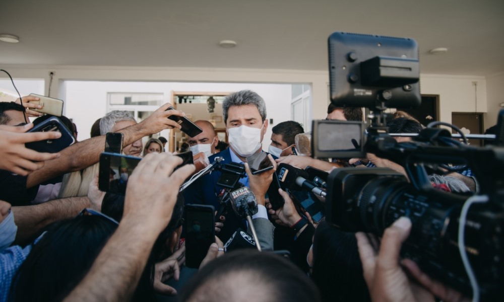 El gobernador saludó a los periodistas en su día. El gobernador saludó a los periodistas en su día.