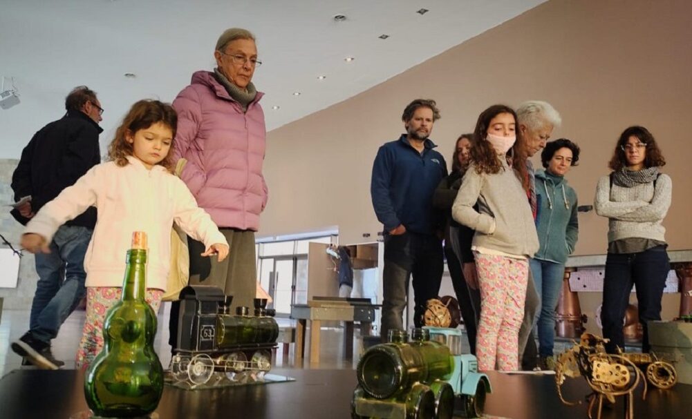 Una muestra de figuras realizadas con materiales reutilizados y reciclados se exhibe en Anchipurac durante las vacaciones. Una muestra de figuras realizadas con materiales reutilizados y reciclados se exhibe en Anchipurac durante las vacaciones.