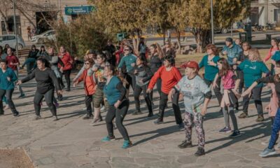 Más de ciento cincuenta personas de Comunidad en Movimiento realizaron zumba en la Plaza de La Joroba.