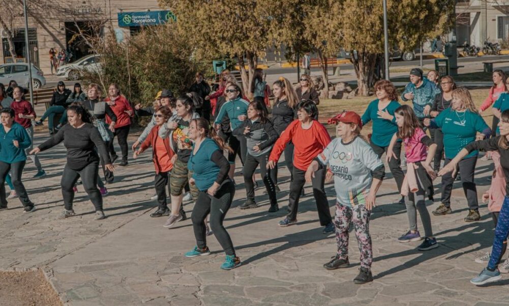 Más de ciento cincuenta personas de Comunidad en Movimiento realizaron zumba en la Plaza de La Joroba. Más de ciento cincuenta personas de Comunidad en Movimiento realizaron zumba en la Plaza de La Joroba.